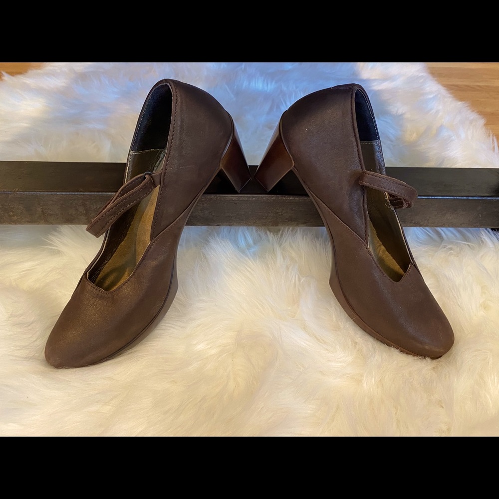 NAOT size 38.5 EU/ 8US shimmery brown